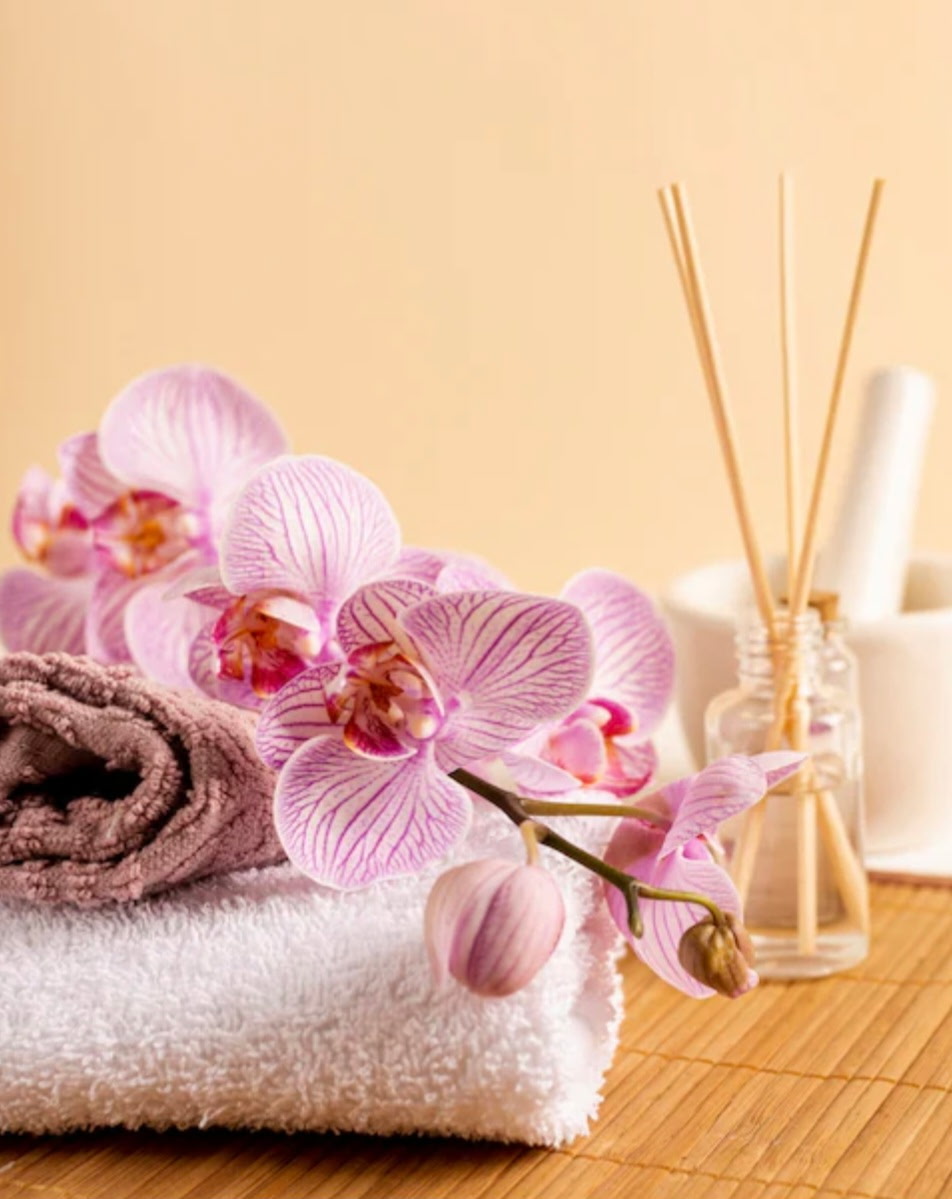 Table de massage préparée avec linge et bougie